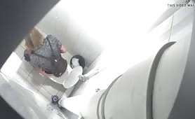 Spying on a babe shitting in public bathroom
