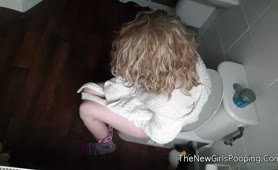 Spying on a blonde babe shitting