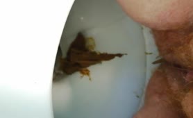 Hairy babe shitting