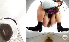 Hairy japanese schoolgirl caught pooping