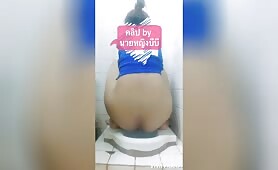 Sexy Thai babe pooping in toilet 